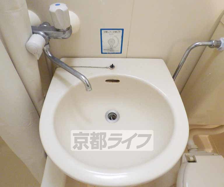 洗面設備　綺麗な洗面台です。