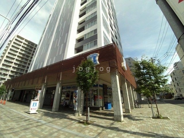 コンビニ　ローソン札幌南3東三丁目店（コンビニ）まで70m