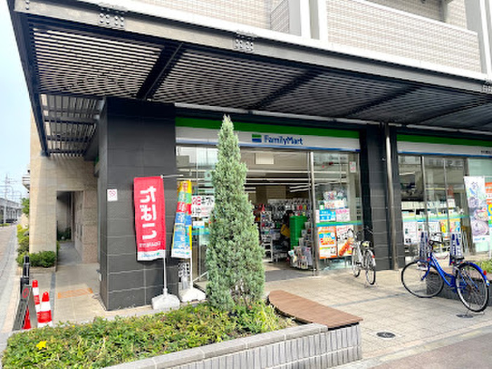 コンビニ　ファミリーマート 東花園駅前店（コンビニ）まで220m