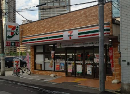 コンビニ　セブンイレブン 梅田スカイビル東店（コンビニ）まで120m