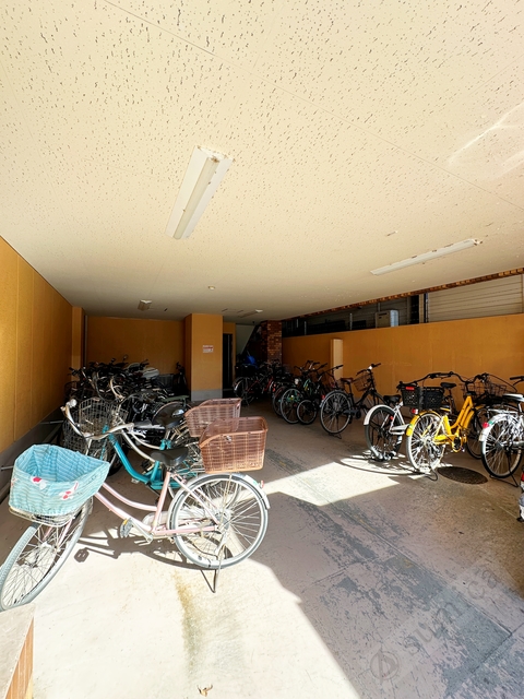 その他共有部分　屋根付き駐輪場。大事な自転車も雨でも安心♪
