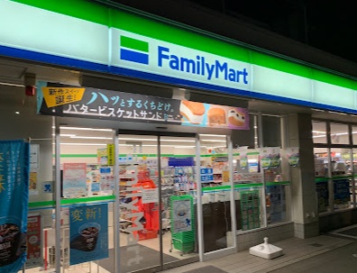 コンビニ　ファミリーマート（コンビニ）まで975m