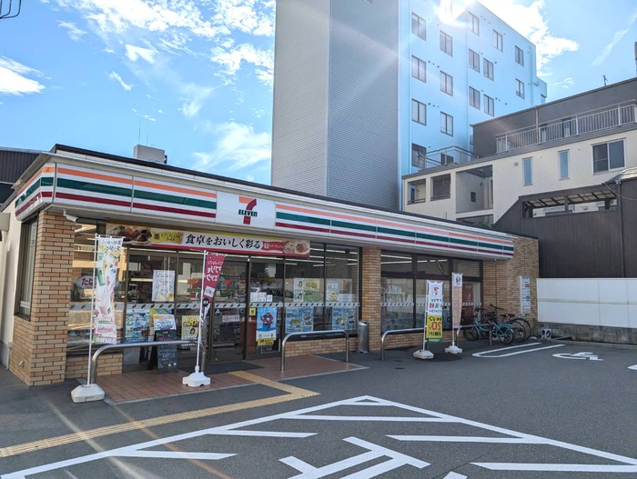コンビニ　セブンイレブン（コンビニ）まで388m