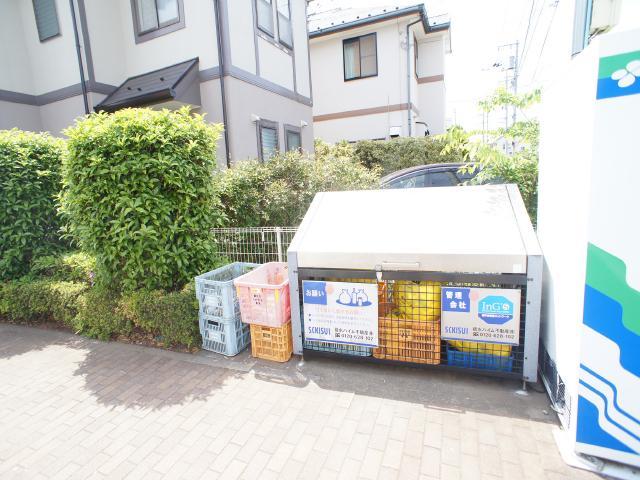 その他共有部分　蓋つきのゴミ置き場。衛生的ですね♪