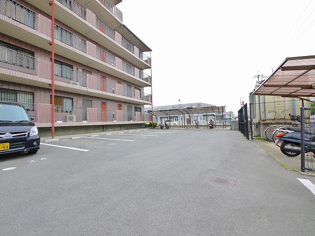 駐車場　車をお持ちの方に嬉しい駐車場付きの物件です