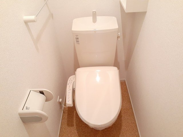 トイレ　落ち着いた色調のトイレです