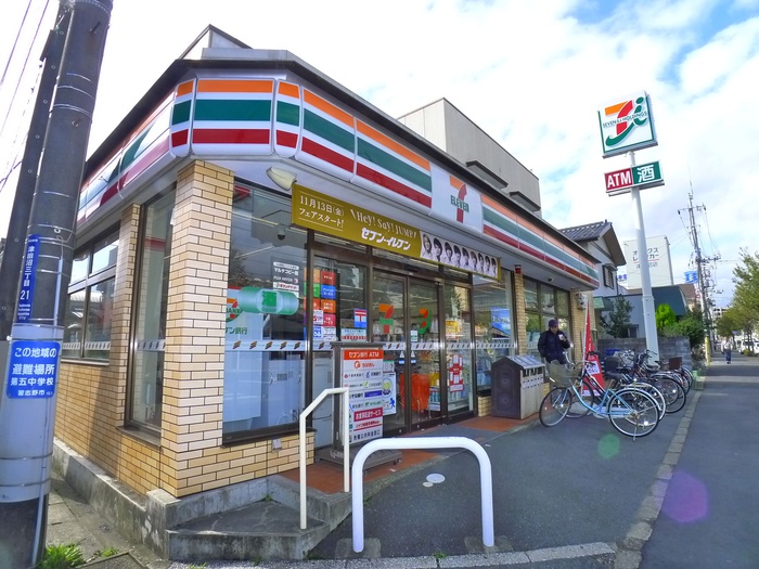コンビニ　セブンイレブン（コンビニ）まで121m