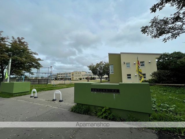 小学校　釧路市立鳥取小学校（小学校）まで548m
