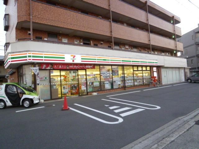 コンビニ　セブンイレブン日野三沢店（コンビニ）まで688m