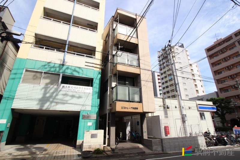 建物外観　スリムな建物