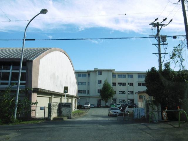 中学校　豊川市立西部中学校（中学校）まで1608m