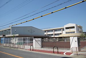 小学校　堺市立大仙西小学校（小学校）まで491m