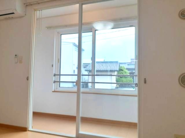 バルコニー　雨の日でも安心のサンルームです