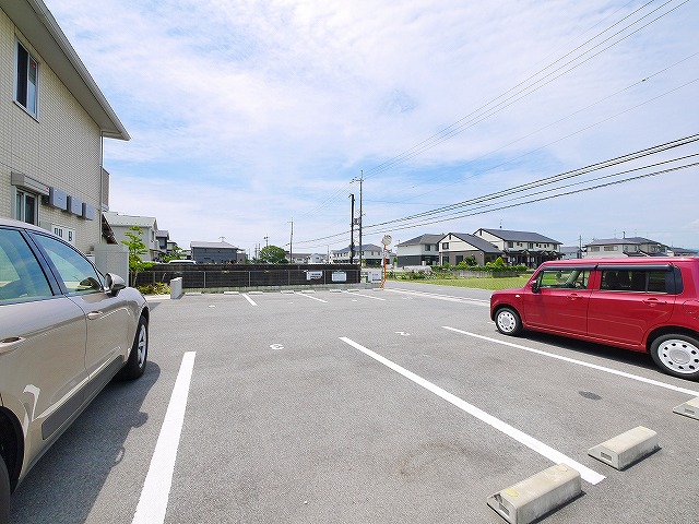 駐車場　駐車場があるので、車を買う予定の方も安心です