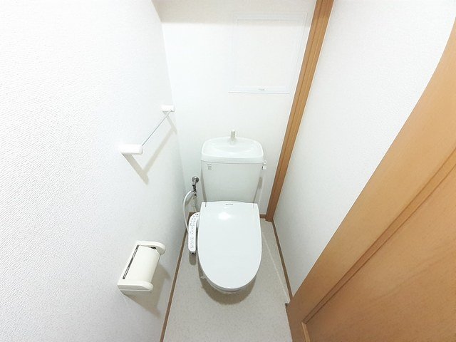 トイレ　温水洗浄便座付きです。