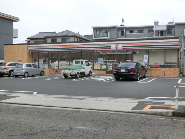 コンビニ　セブンイレブン（コンビニ）まで500m