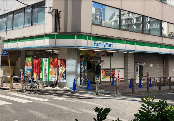 コンビニ　ファミリーマート池袋駅西店（コンビニ）まで56m