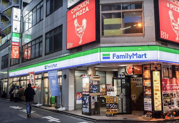コンビニ　ファミリーマート池袋西口駅前店（コンビニ）まで278m
