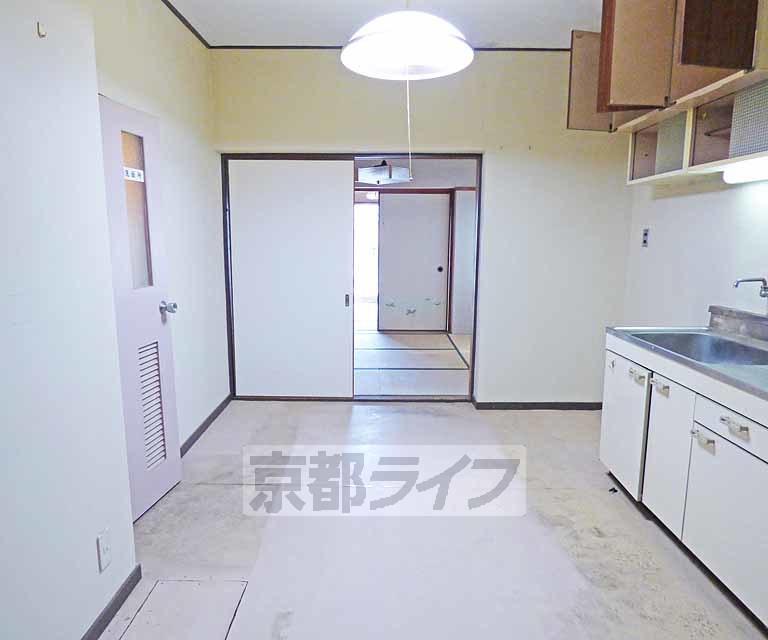 その他部屋・スペース　玄関から見た廊下です。