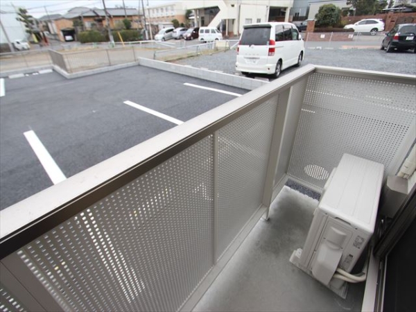 バルコニー　小ぶりながらも専用のベランダありで洗濯物干し◎