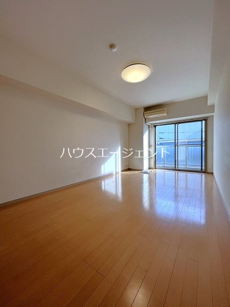 居室・リビング　広々10.9帖のお部屋です。