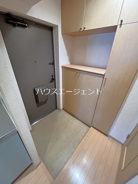 玄関　シューズBOX完備の玄関です。