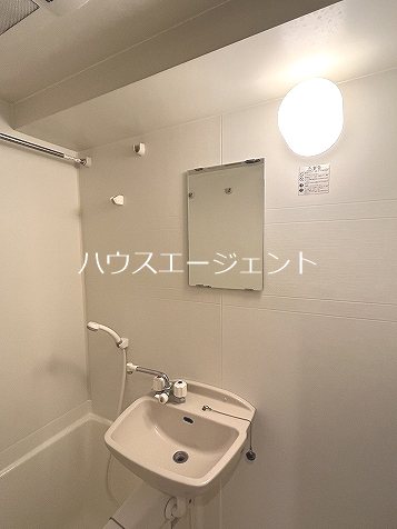 洗面設備　洗面台は浴室にあります。