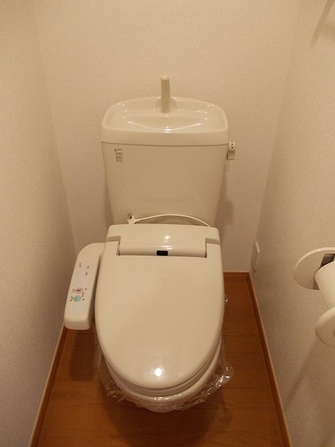 トイレ　温水洗浄便座です。寒い冬も便座カバー不要で清潔キープ！