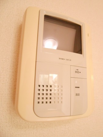 セキュリティ　ＴＶモニター付インターホンで来訪者を確認できて安心です。