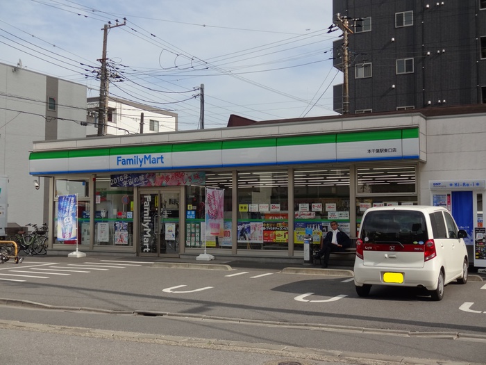 コンビニ　ファミリーマート（コンビニ）まで350m