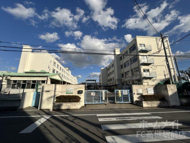 小学校　高槻市立北大冠小学校（小学校）まで569m