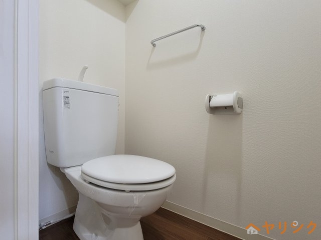 トイレ　画像は反転タイプのお部屋です。床の色がブラウン色になります。