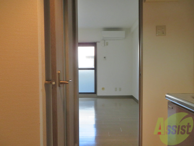 玄関　玄関からの目線です。光が差し込む素敵なお部屋ですよ。