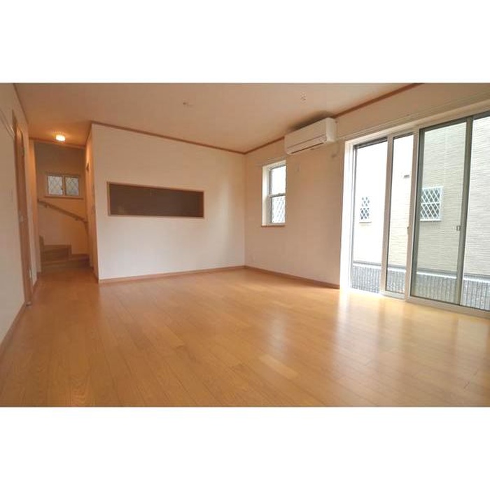 Trefle House A号棟の居間写真