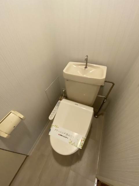 トイレ　トイレにも収納スペースがありますよ。
