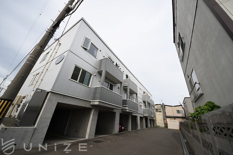地下鉄南北線 平岸駅 バス乗車時間：10分 最寄りバス停で下車 徒歩5分 築8年