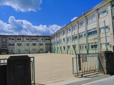 小学校　奈良市立富雄北小学校（小学校）まで522m