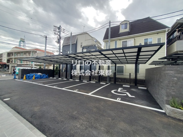 駐車場　駐車場は屋根付きとなります♪