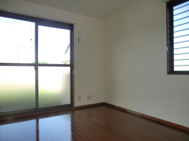 その他　南側洋室も角部屋の特権の窓が多くが魅力です