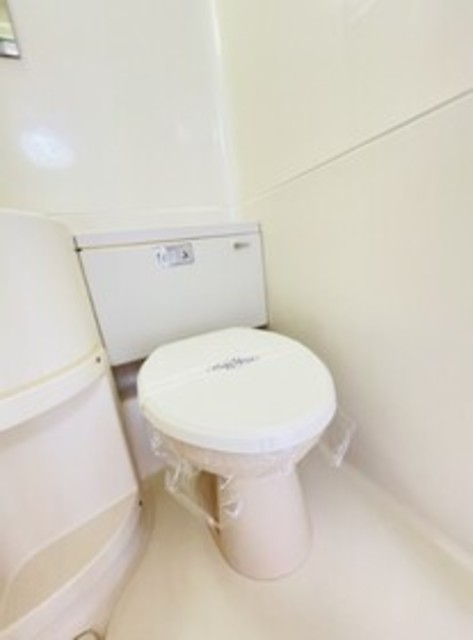 トイレ　同じ間取りの別部屋の写真になります。