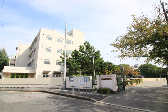 小学校　千里第三小学校（小学校）まで586m