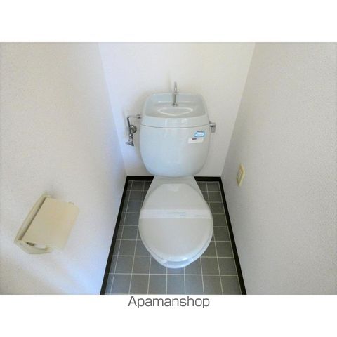 京王線 上北沢駅 徒歩4分 2階建 築36年のトイレ写真