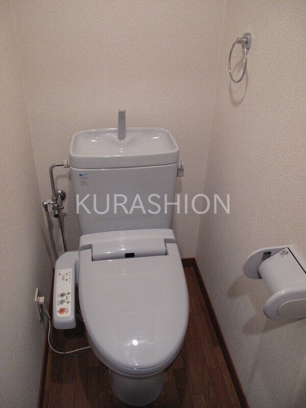 トイレ　別部屋の写真になります。