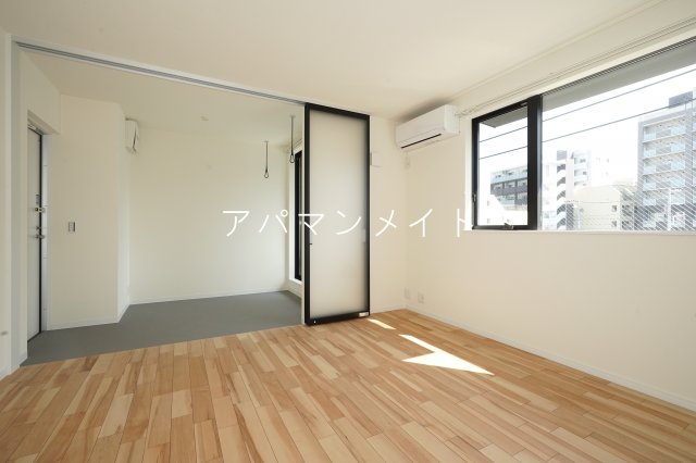 その他部屋・スペース　落ち着いた色調の寝室です