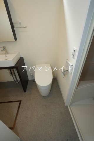 トイレ　落ち着いた色調のトイレです