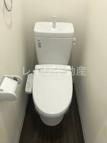トイレ　落ち着いた色調のトイレです