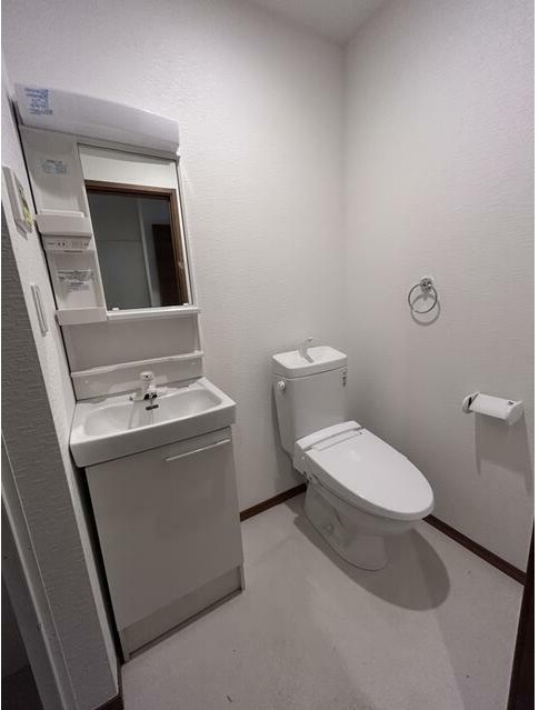 トイレ　落ち着いた色調のトイレです♪