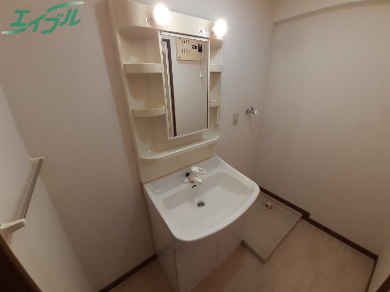 洗面設備　別部屋反転同型写真