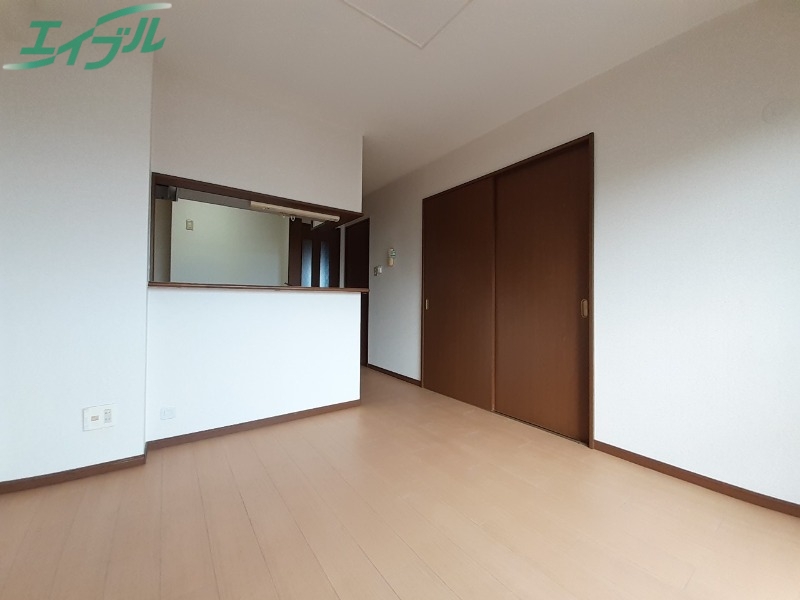 居室・リビング　別部屋反転同型写真