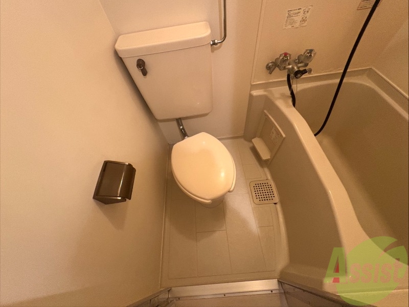 トイレ　ユニットバス内のトイレです。一人暮らしなら十分ですね。